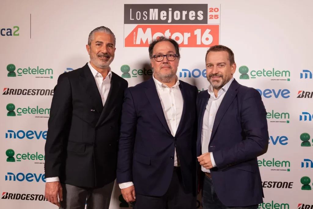 Ignacio Gonzalez y Alejandro Martin de Audi flanquean a Javier Montoya. Premios Motor 16 077 Motor16