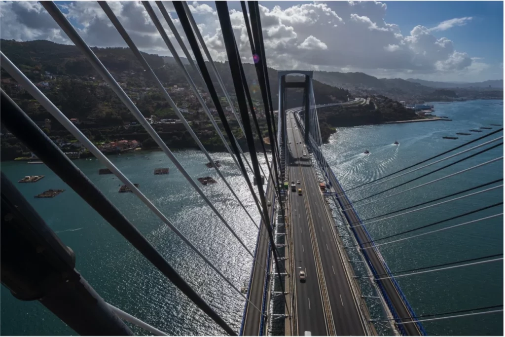 Obras o atascos: dos motivos por los que el Supremo fija el precio de las autopistas de peaje 1 Motor16 puente de Rande de la AP-9 peaje que cruza la ría de Vigo