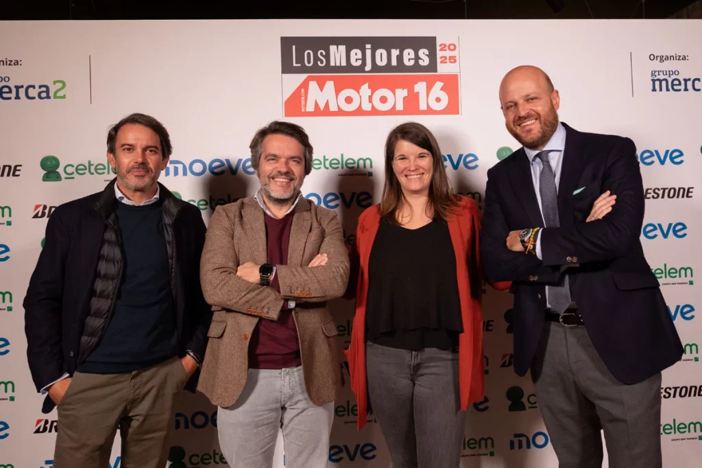 Javier Arenas de Skoda Javier de la Calzada y Eva Soria de Astara junto a Sergio Herraez. Premios Motor 16 040 Motor16