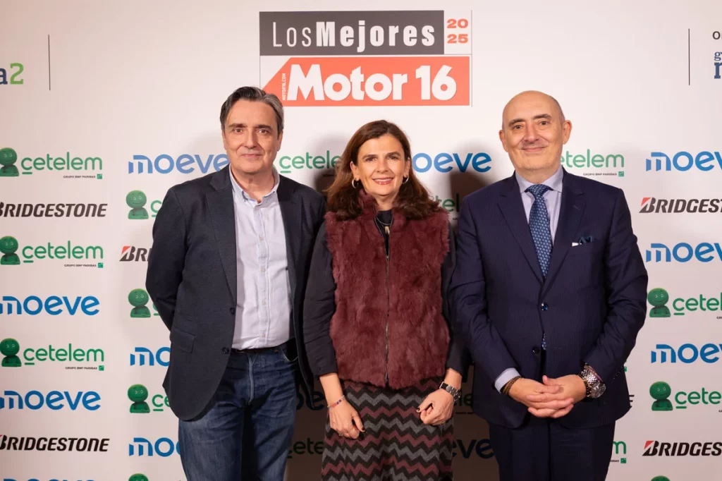 Joaquin Mouriz y Maria Ruiz Manaham de Cetelem con Ricardo Ducazcal. Premios Motor 16 091 Motor16