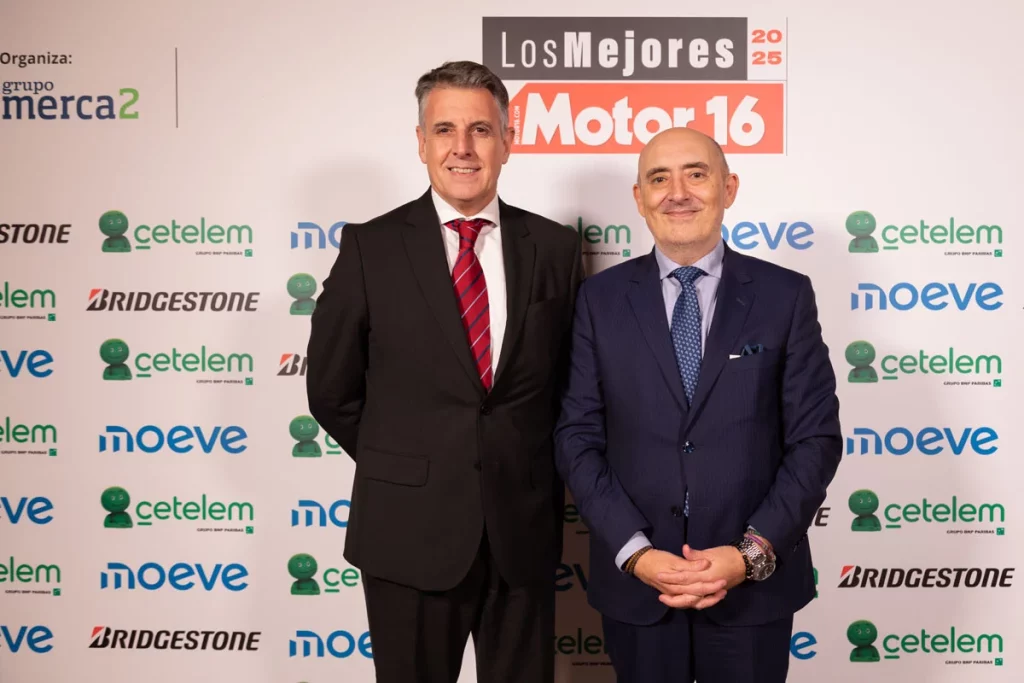 Jorge Lopez de Cetelem con Ricardo Ducazcal de Merca2. Premios Motor 16 086 Motor16