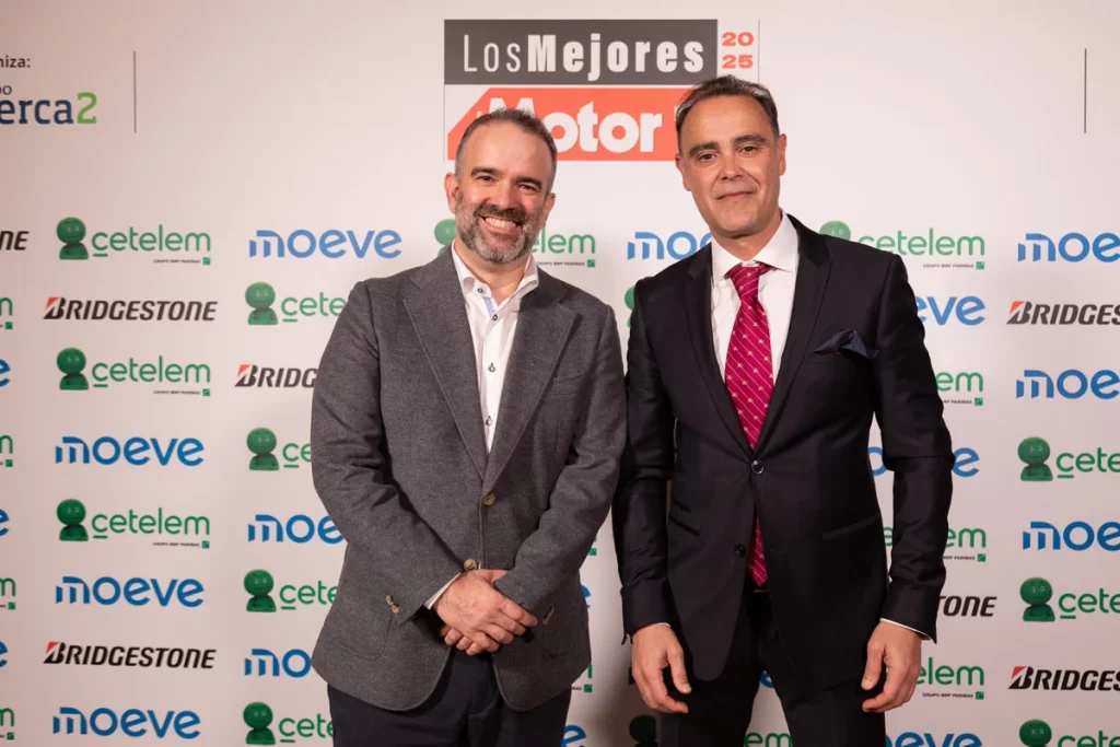 Juan Antonio Moya jefe de prensa de Mazda con Andres Hernandez. Premios Motor 16 092 Motor16