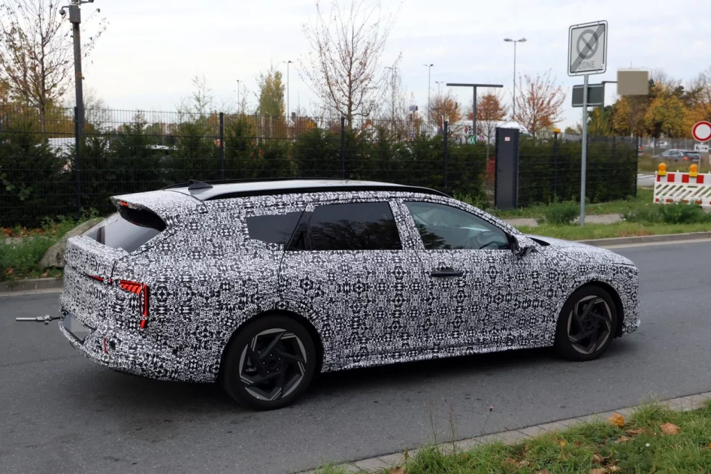 KIA K4 Wagon 10 Motor16