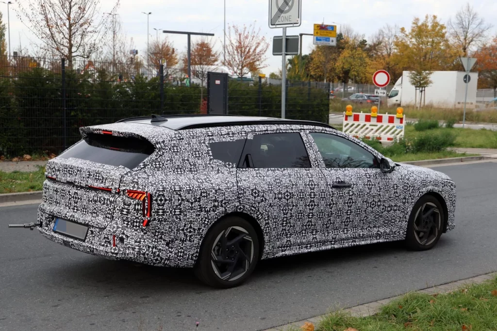 KIA K4 Wagon 11 Motor16