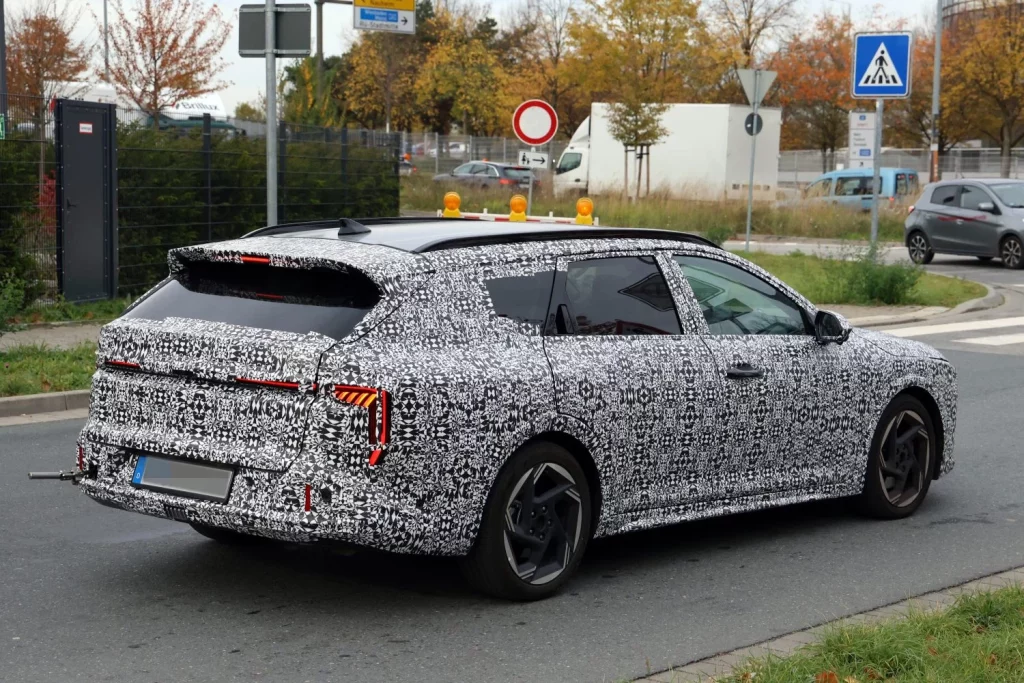 KIA K4 Wagon 12 Motor16