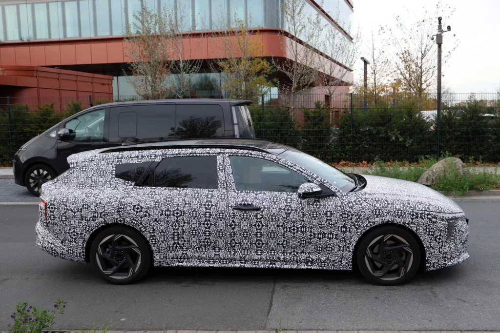 KIA K4 Wagon 8 Motor16