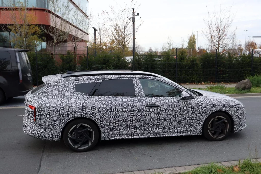 KIA K4 Wagon 9 Motor16