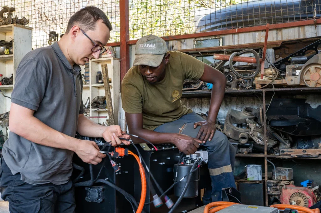 LAND ROVER DEFENDER ELECTRICOS KENIA ELECTROGENIC 24 Motor16