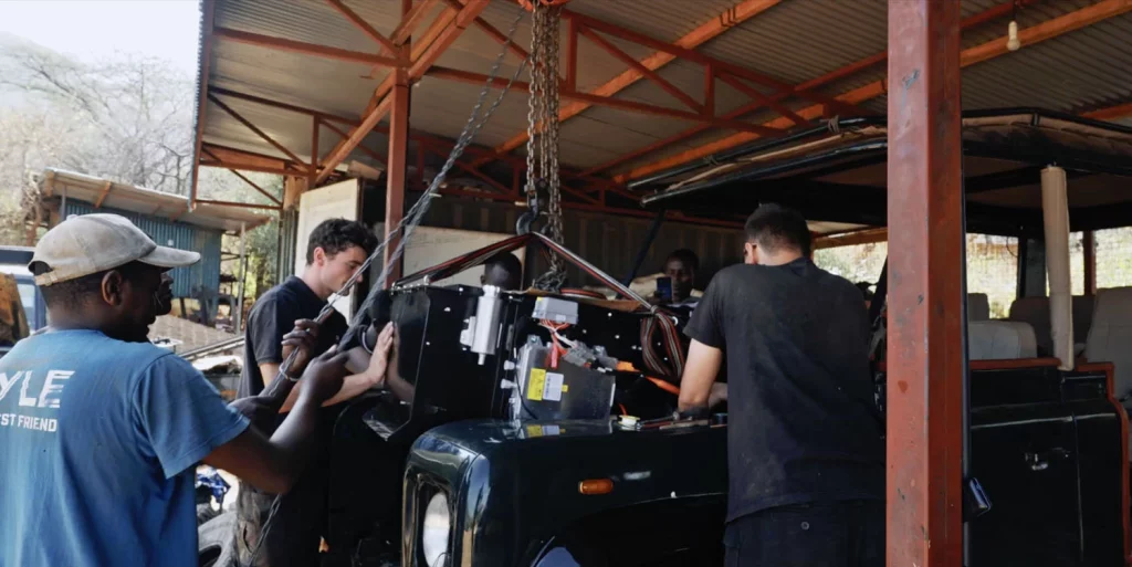 LAND ROVER DEFENDER ELECTRICOS KENIA ELECTROGENIC 8 1 Motor16