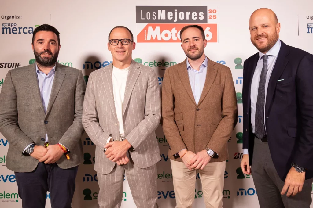 Markel de Zabaleta Filippo Rivanera y Alejandro Barbero de Mobilize junto a Sergio Herraez de Merca2. Premios Motor 16 033 Motor16