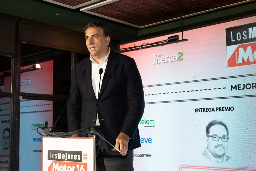 Premios Motor16 2025. Toyota Land Cruiser 48V, mejor todoterreno 1 Motor16 Miguel Carsi durante la entrega del premio al Toyota Land Cruiser.