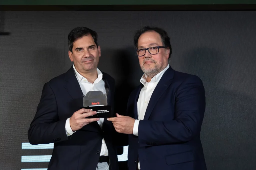 Miguel García Vidal jefe de prensa de BYD recoge el premio a Alberto de Aza. 