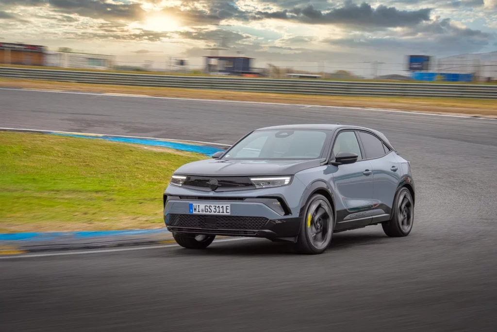 Gama Opel SUV 2026: Apuesta por la electromovilidad 10 Motor16 Mokka GSE on track 00004 Motor16