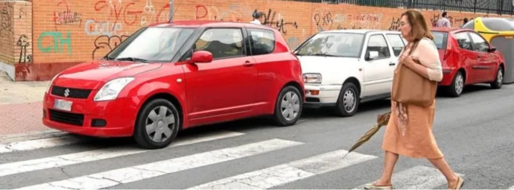 Lorena (34), agente de movilidad: "Si la DGT no cambia la forma de aparcar los coches en las ciudades, los peatones seguirán en riesgo" 2 motor16 paso de peatones