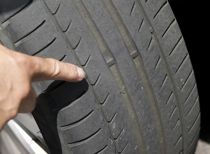 Tomás (55), mecánico: "Si quieres saber cuánto dura un neumático, aquí es donde debes buscar" 2 motor16 neumático