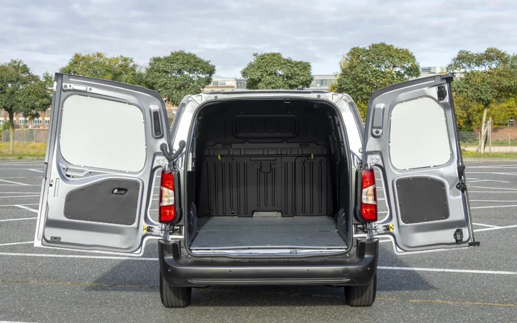 Opel Combo eléctrico y bott: la alianza que redefine la versatilidad en los comerciales compactos 1 Motor16 Opel Combo Electric 3 Motor16