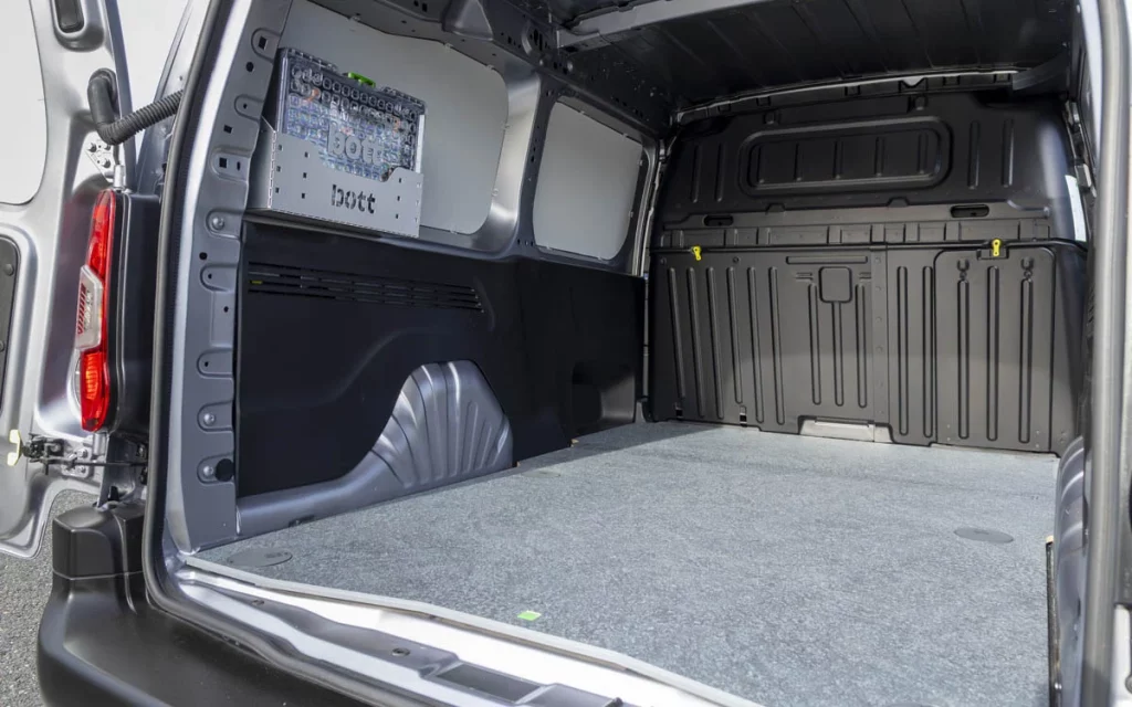 Opel Combo eléctrico y bott: la alianza que redefine la versatilidad en los comerciales compactos 2 Motor16 Opel Combo Electric 4 Motor16