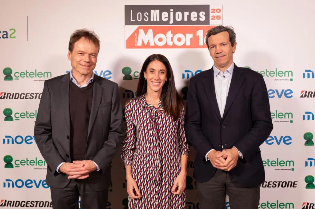 Reinier Hoeps Marta Garcia Mascunan y Gonzalo Medem de Mercedes. Premios Motor 16 053 Motor16