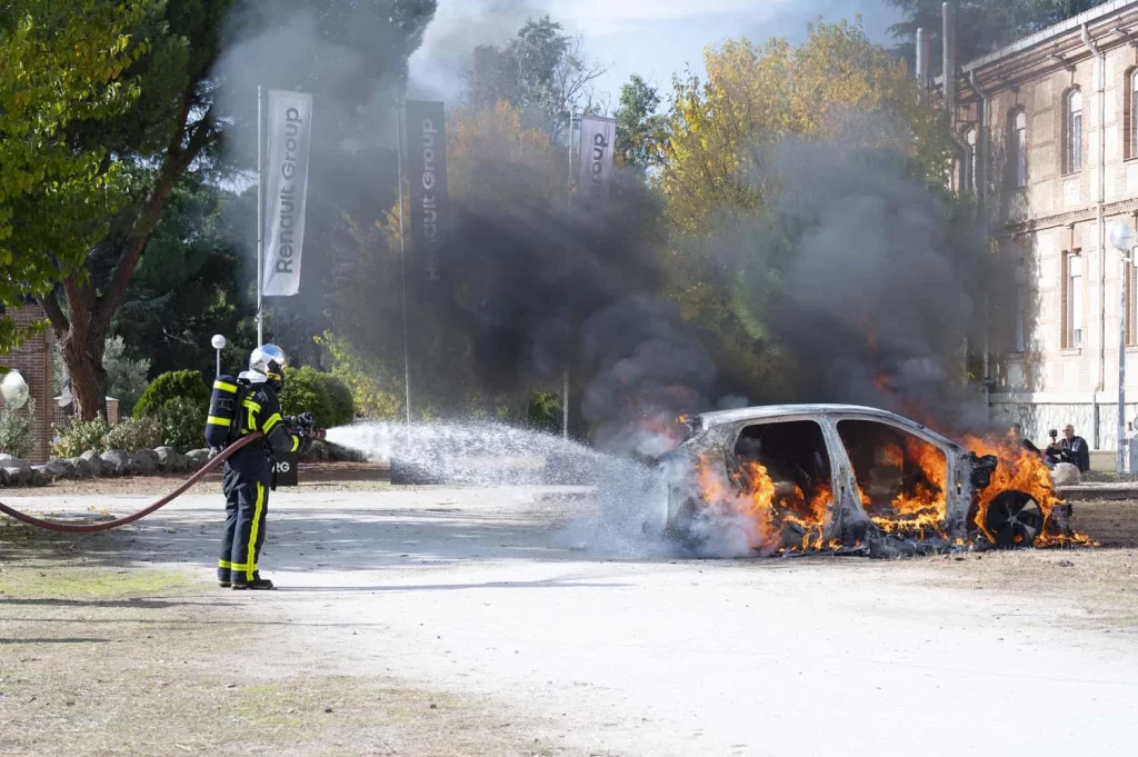 Renault no se conforma con fabricar coches: forma a más de 200 bomberos en rescates en vehículos eléctricos 1 Motor16 Renault Group Safety Day 2 Motor16