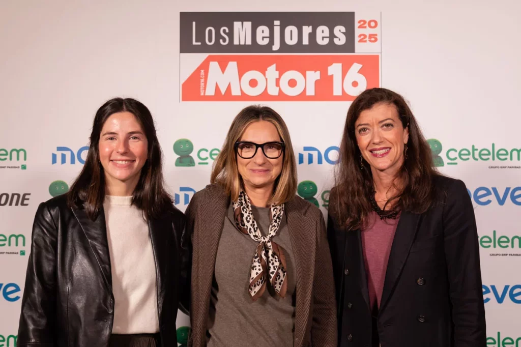 Sonia Navarro de Iveco con Raquel Cernuda y Constanza Pasqual del Pobil de Bridgestone. Premios Motor 16 090 Motor16