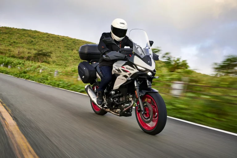 Suzuki SV-7GX: precio en España desde 8.299 € y maletas laterales gratis hasta el 31 de agosto