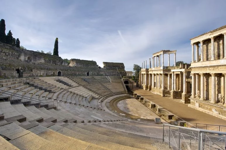 Puente de diciembre: 5 destinos para visitar con tu coche eléctrico y no sufrir las consecuencias 41 Motor16 Teatro romano Merida Motor16