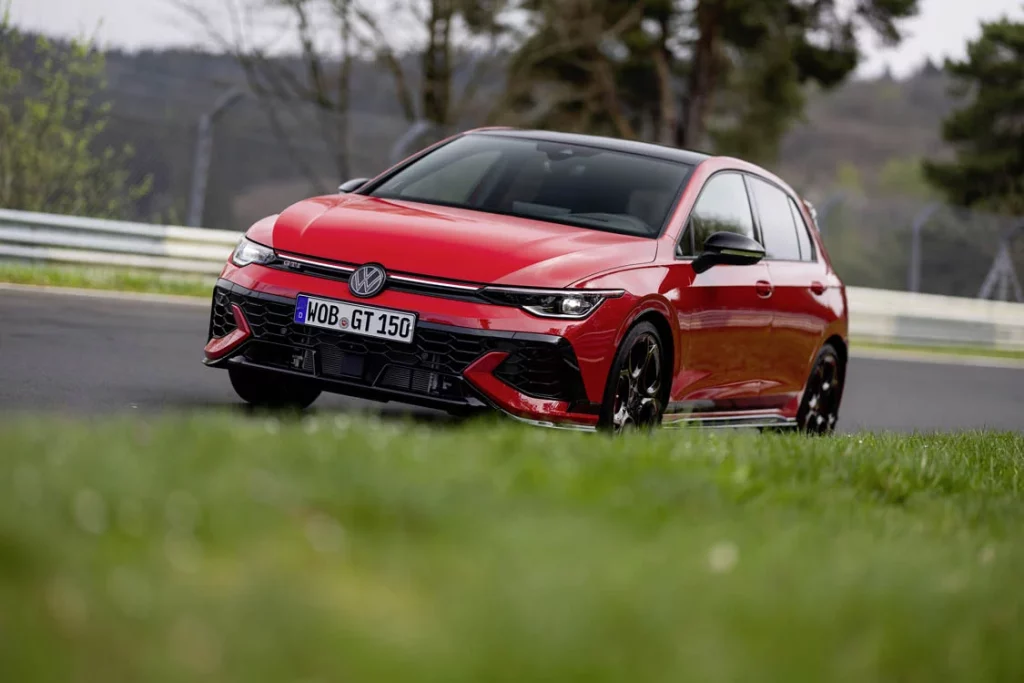 En el corral solo puede haber un gallo: Volkswagen celebra los 50 años del Golf GTI con una original campaña 2 Motor16 Volkswagen Golf GTI, 50 aniversario