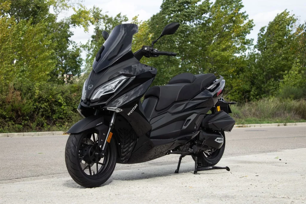 Wottan refuerza su presencia europea con una gama 2026 más avanzada y competitiva 1 Motor16 Wottan ST S 300 maxiscooter economico marca espanola 12 Motor16