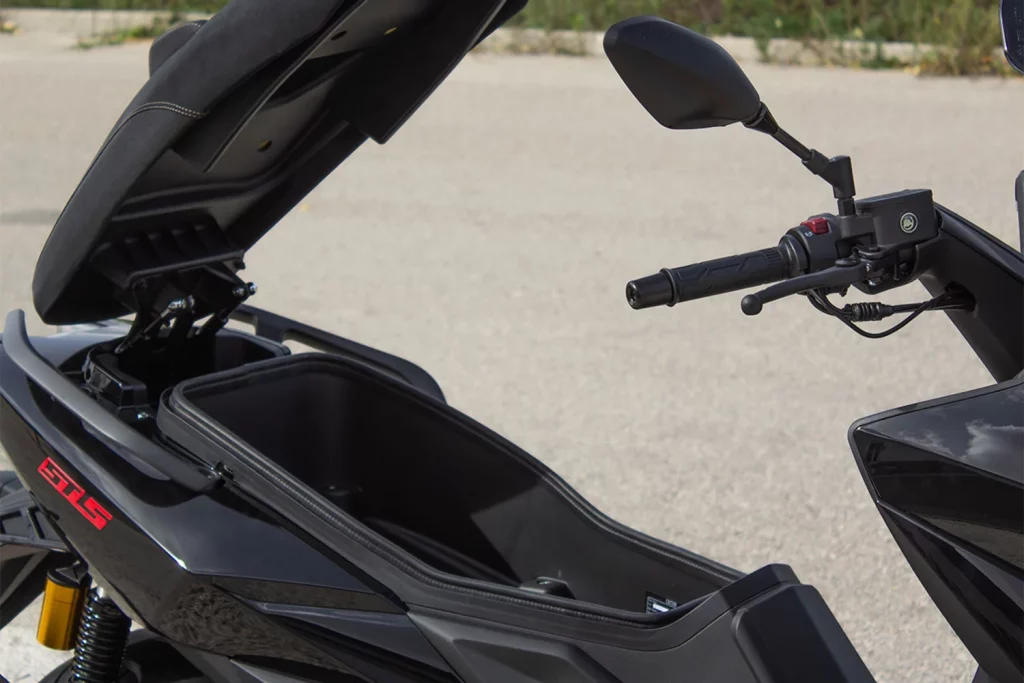 Wottan refuerza su presencia europea con una gama 2026 más avanzada y competitiva 27 Motor16 Wottan ST S 300 maxiscooter economico marca espanola 13 Motor16