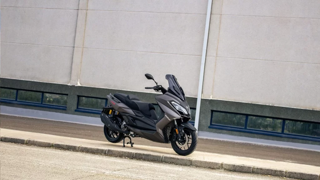 Wottan refuerza su presencia europea con una gama 2026 más avanzada y competitiva 28 Motor16 Wottan ST S 300 maxiscooter economico marca espanola 14 Motor16