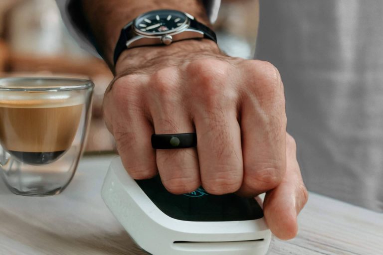 El anillo de pago Rikki se consolida como símbolo del profesional que controla su seguridad financiera
