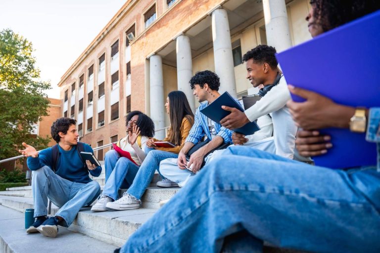 Programas de posgrado con visión empresarial y tecnológica, másteres híbridos y empresas lideres