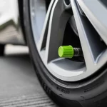 Fede (43), experto en neumáticos: «Esto es lo que significan los tapones verdes que ves en algunas ruedas»