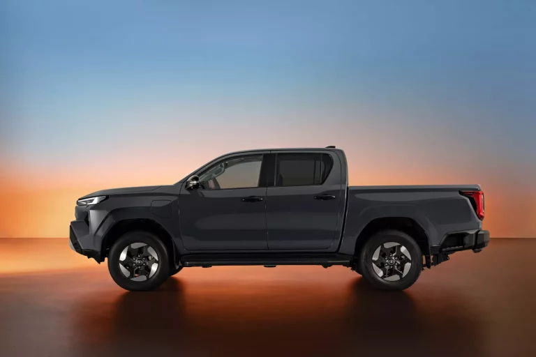 El nuevo Toyota Hilux estrena diseño y variante 100 % eléctrica