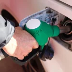La OCU desmonta los mitos de las gasolineras low cost: su carburante ofrece la misma calidad que el de las grandes cadenas