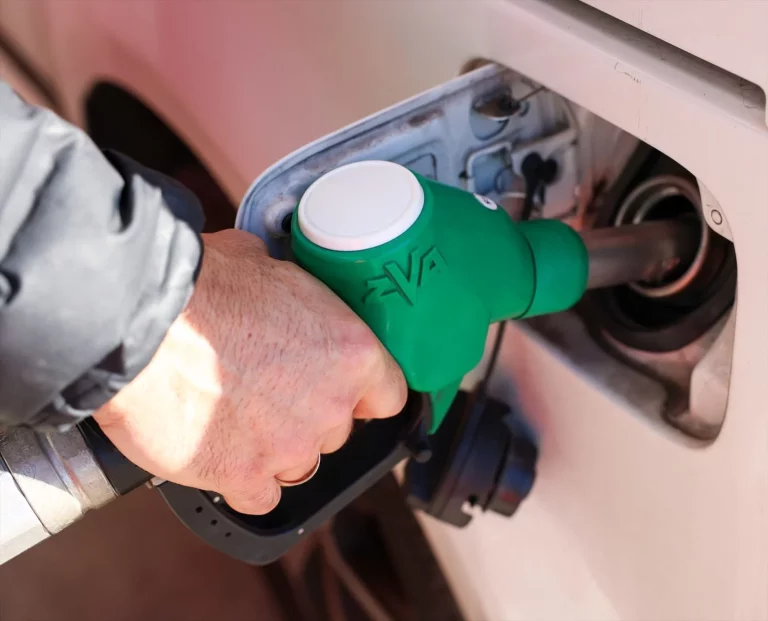 La OCU desmonta los mitos de las gasolineras low cost: su carburante ofrece la misma calidad que el de las grandes cadenas