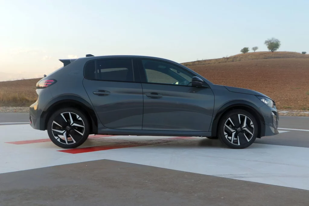 Prueba del Peugeot 208 Hybrid 110 e-DCS6 GT: Ágil y frugal 21 Motor16 prueba peugeot 208 gt hybrid 9 Motor16