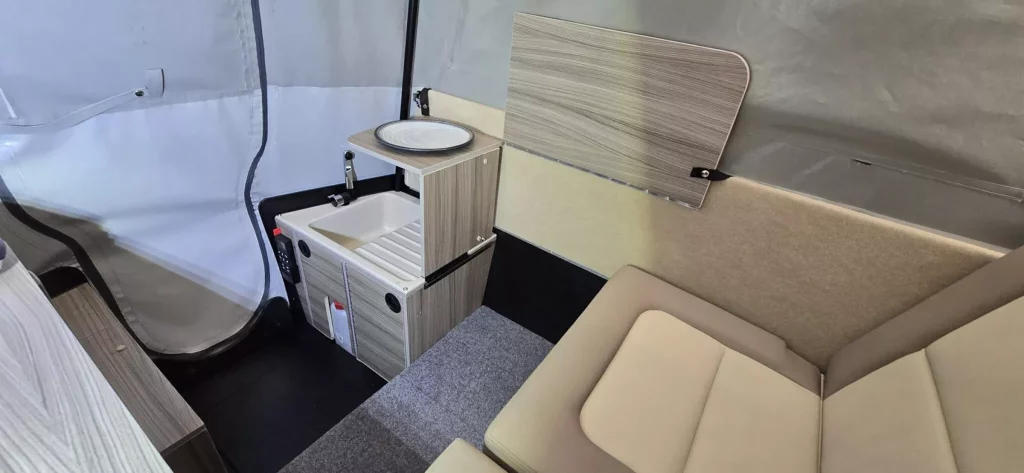 Este Tesla Model 3 remolca una mini-caravana gracias al fallido techo Wheelhome Dashaway eCT 13 Motor16 tesla model 3 camper auto caravana 11 Motor16