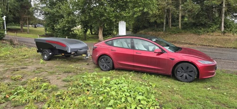 Este Tesla Model 3 remolca una mini-caravana gracias al fallido techo Wheelhome Dashaway eCT