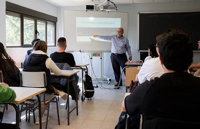 Marta (38), profesora de autoescuela: "En 6 meses aprobé el curso y ahora trabajo 35 horas y cobro 2.300 euros al mes" 2 Motor16 profesor de autoescuela