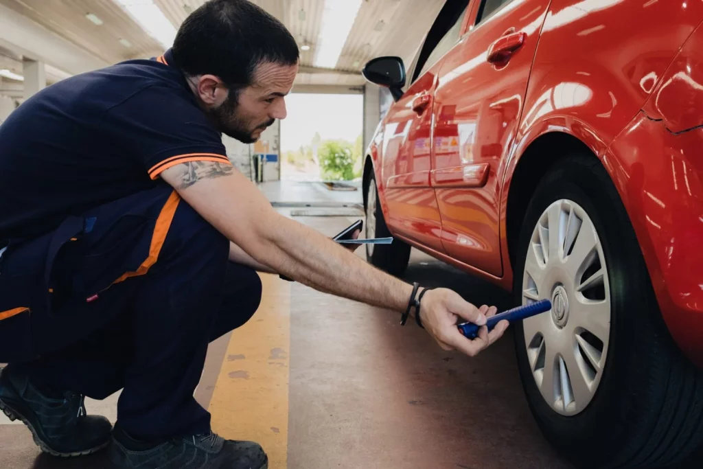 Javier (36), técnico de ITV: "Pasar la revisión a la primera es más fácil con estos consejos" 1 Motor16 inspeccion ITV