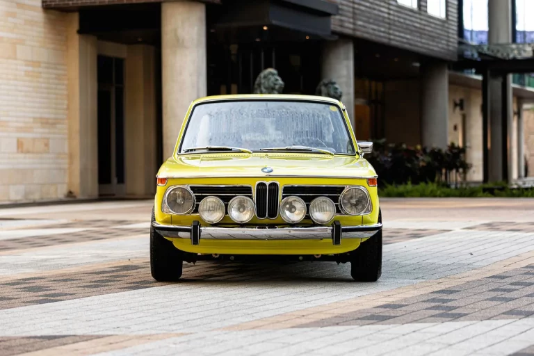 El pastizal que han pagado por este BMW 2002 con alma eléctrica y ADN español