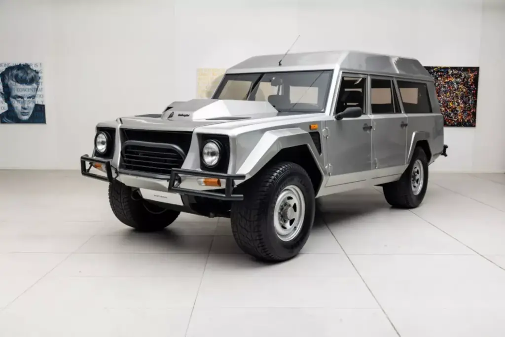 Este abuelo del Lamborghini Urus pasó por Brunéi, trabajó como autobús escolar y se ha vendido por una fortuna 9 Motor16 1986 Lamborghini LM002 Brunei Bat 10 Motor16