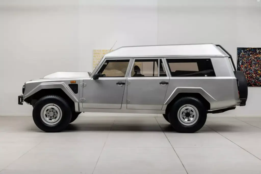 Este abuelo del Lamborghini Urus pasó por Brunéi, trabajó como autobús escolar y se ha vendido por una fortuna 10 Motor16 1986 Lamborghini LM002 Brunei Bat 11 Motor16