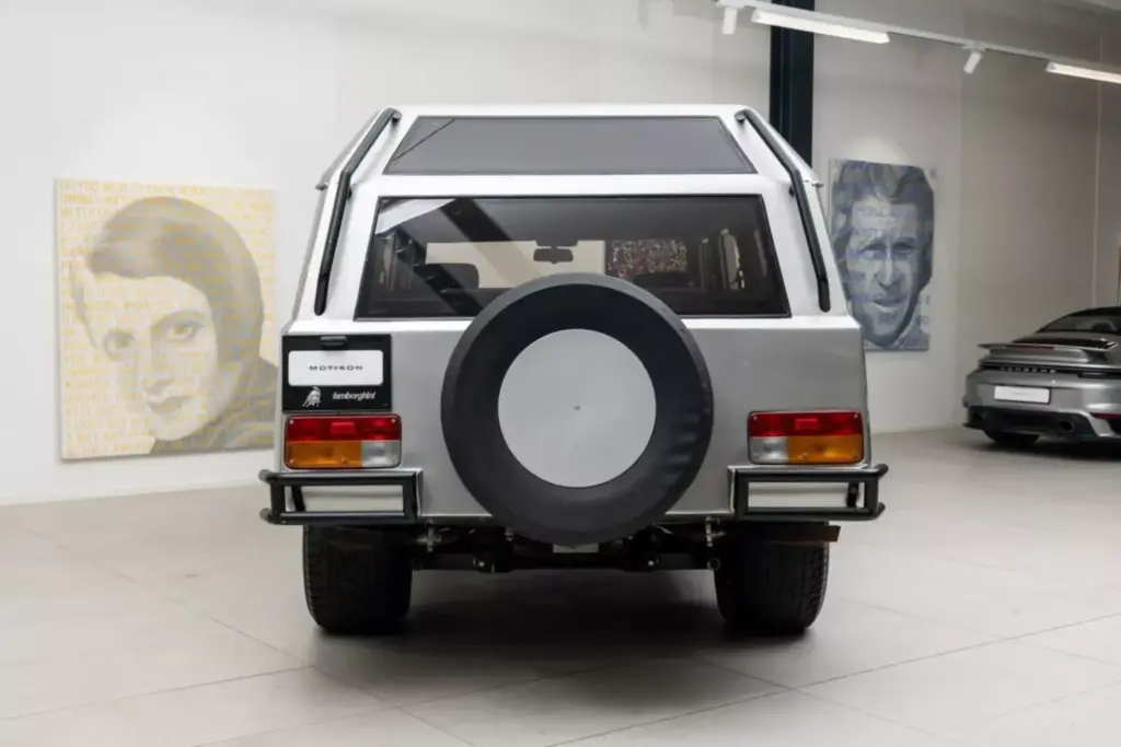 Este abuelo del Lamborghini Urus pasó por Brunéi, trabajó como autobús escolar y se ha vendido por una fortuna 14 Motor16 1986 Lamborghini LM002 Brunei Bat 13 Motor16