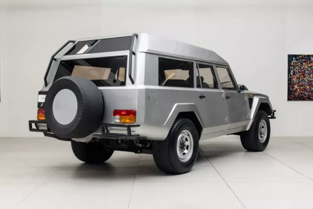 Este abuelo del Lamborghini Urus pasó por Brunéi, trabajó como autobús escolar y se ha vendido por una fortuna 13 Motor16 1986 Lamborghini LM002 Brunei Bat 14 Motor16