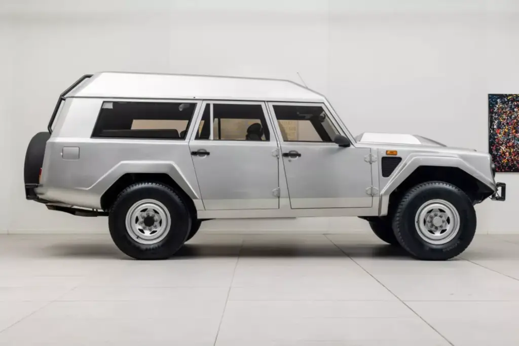 Este abuelo del Lamborghini Urus pasó por Brunéi, trabajó como autobús escolar y se ha vendido por una fortuna 11 Motor16 1986 Lamborghini LM002 Brunei Bat 15 Motor16