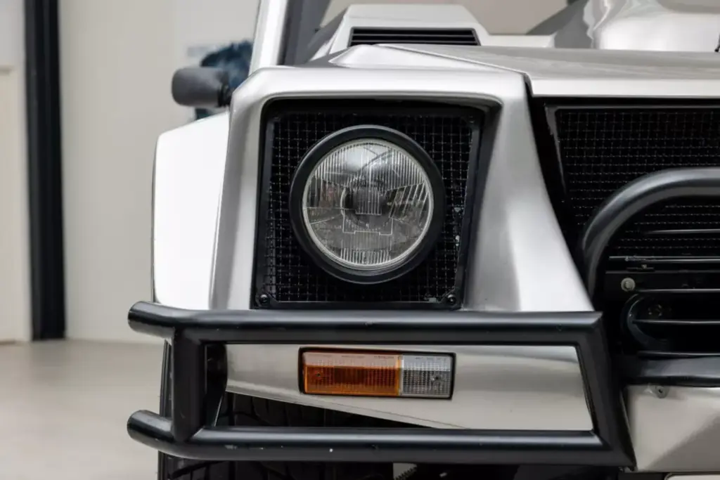 Este abuelo del Lamborghini Urus pasó por Brunéi, trabajó como autobús escolar y se ha vendido por una fortuna 15 Motor16 1986 Lamborghini LM002 Brunei Bat 16 Motor16