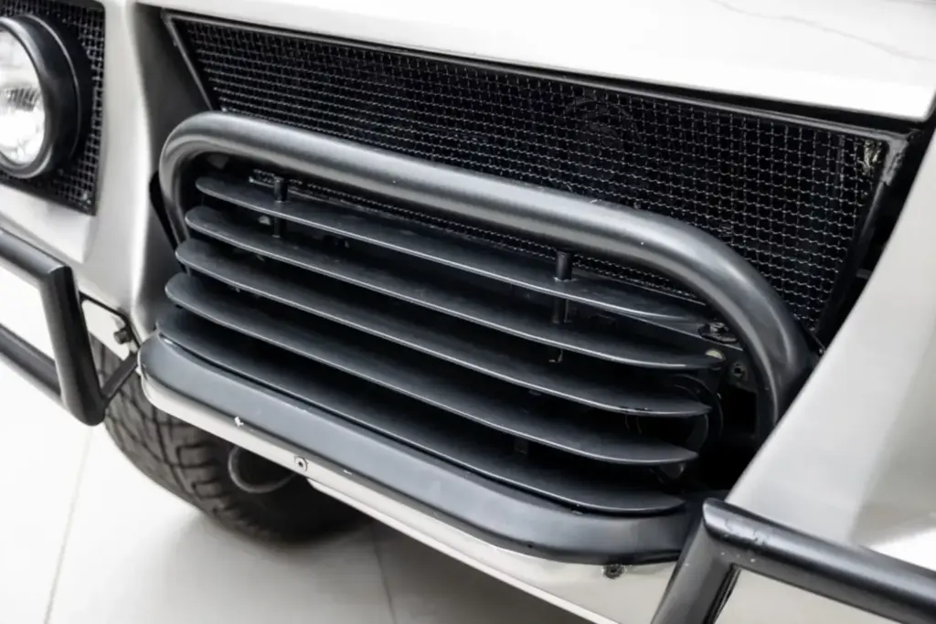 Este abuelo del Lamborghini Urus pasó por Brunéi, trabajó como autobús escolar y se ha vendido por una fortuna 16 Motor16 1986 Lamborghini LM002 Brunei Bat 17 Motor16