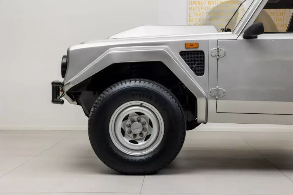 Este abuelo del Lamborghini Urus pasó por Brunéi, trabajó como autobús escolar y se ha vendido por una fortuna 17 Motor16 1986 Lamborghini LM002 Brunei Bat 18 Motor16